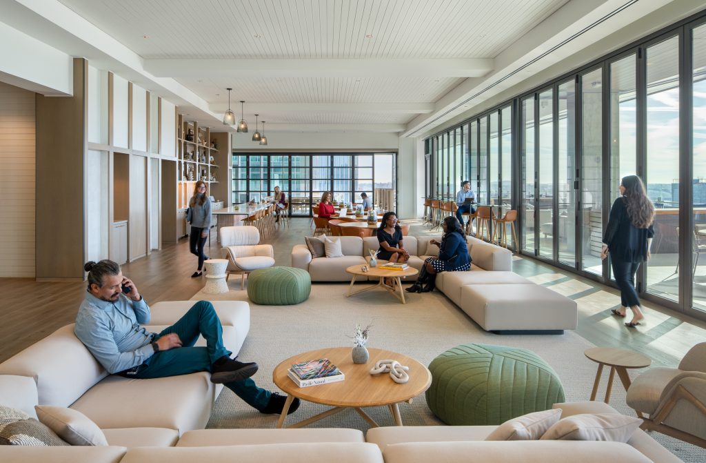 Alliance Bernstein 22 Spacious lounge area with natural light, modern furniture, and a collaborative atmosphere.