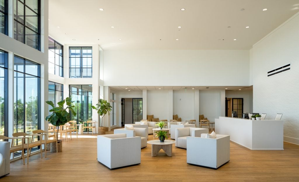 Brio 4 Modern lobby with glass walls and natural lighting.